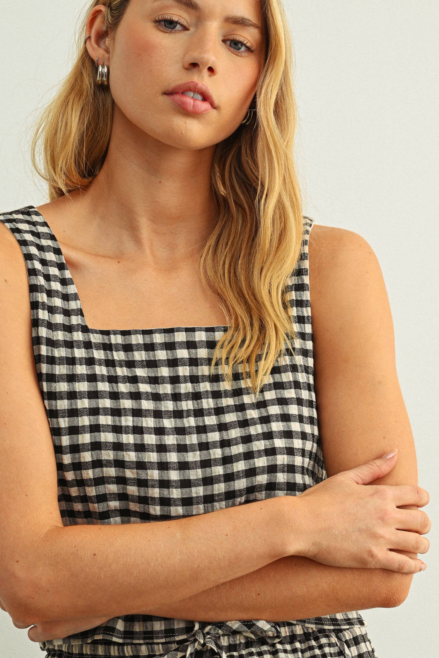 GINGHAM SQUARE NECK SLEEVELESS TOP