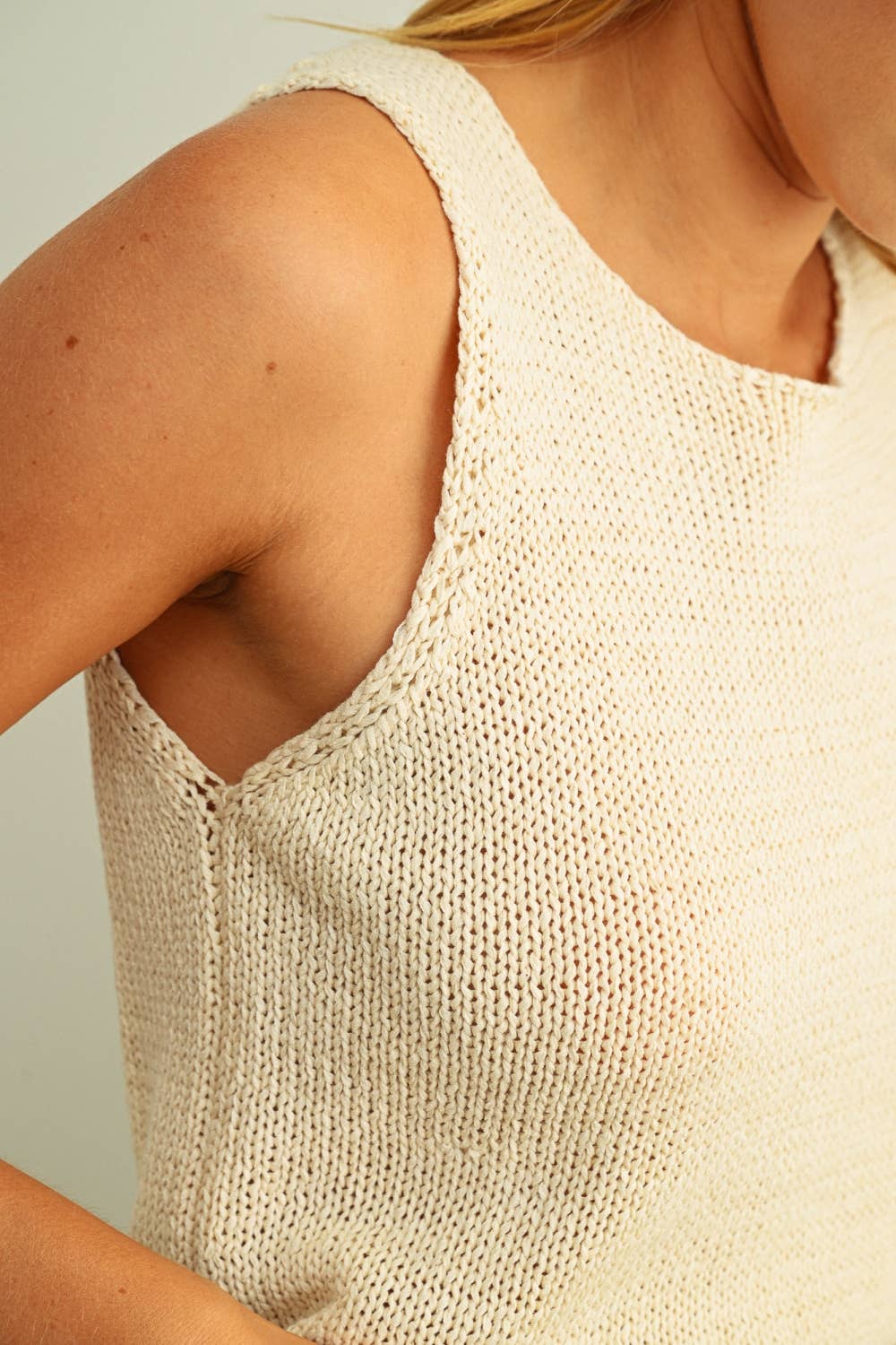 SLEEVELESS ROUNDNECK KNITTED TOP