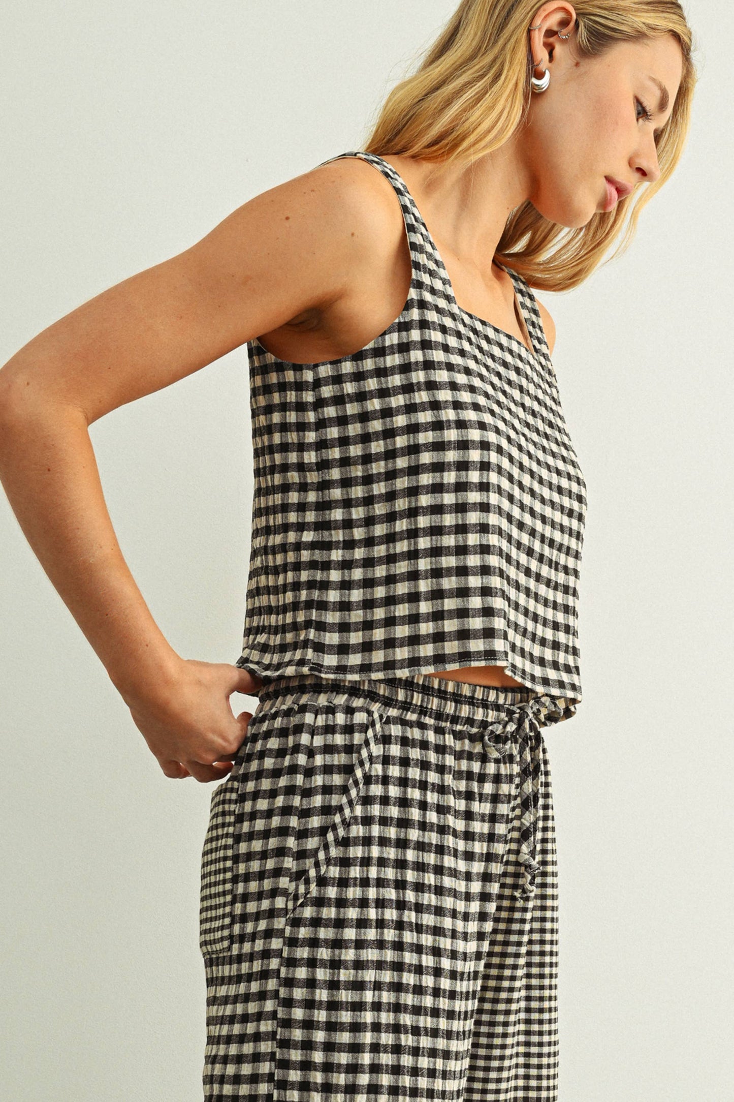 GINGHAM SQUARE NECK SLEEVELESS TOP